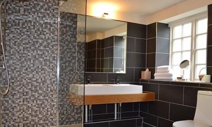 Crayke Cottage | Cottage-Ensuite-Large - Rose