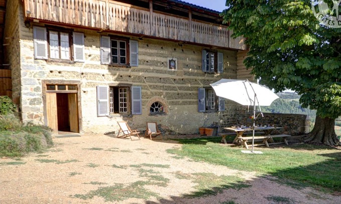 Saint-Martin-la-Sauvete Cottage | Cottage for 10, fireplace, pets allowed