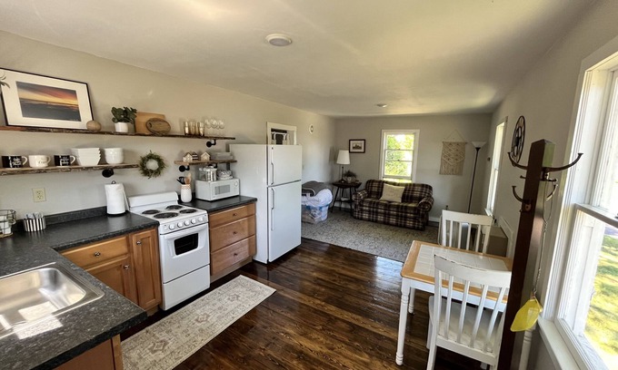 Houghton Cottage | Cottage in Oskar Bay, along Houghton Portage Canal