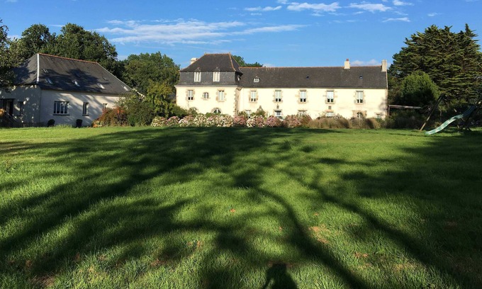 Saint-Derrien House | Cottage in the property of a mansion near the sea