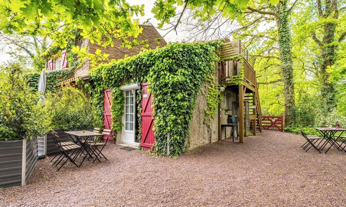 Bouaye House | Cottage 'Les Gîtes Du Robelier - L'étang' with Private Terrace, Shared Garden and Wi-Fi