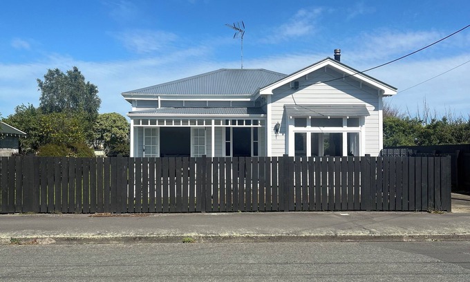 Martinborough Cottage | Cottage on Strasbourge: 2-minute walk to Martinborough Square, bikes