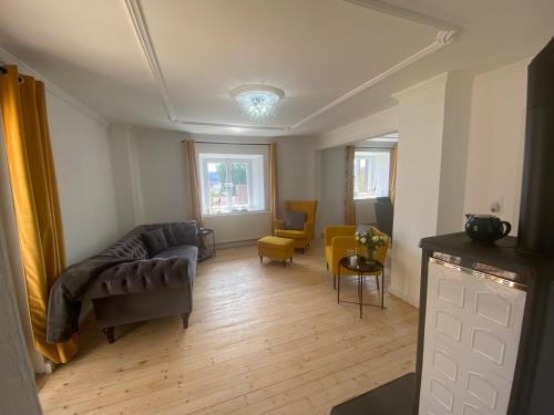Lupburg House | Cottage Sleeps 6 with Parking