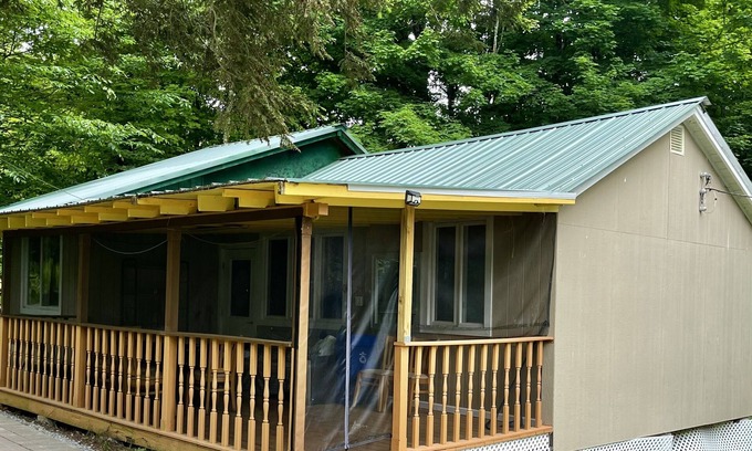 Mongaup Valley House | Cottage style Bungalow/shared pool 8 min to bethel woods/10min to world Casino