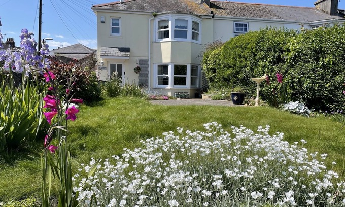 Babbacombe Cottage | Cottage with parking; sleeps 4; within walking distance of beach; dogs welcome.