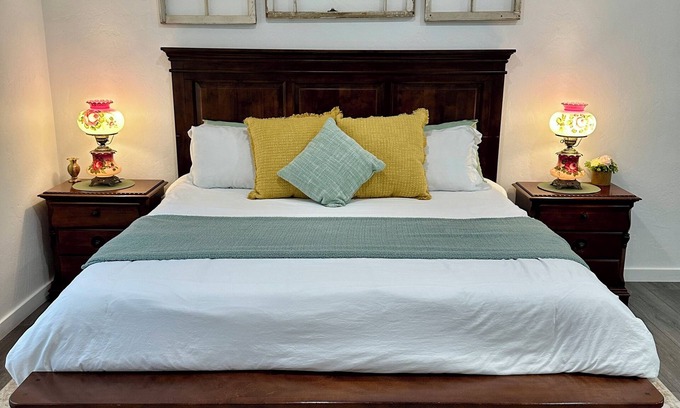 Crescent City Cottage | Cottagecore Retreat 800 Sq Ft Studio Pet Friendly King Bed