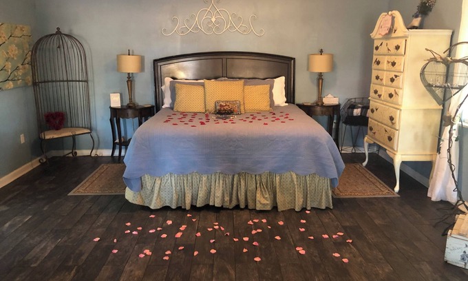 Guthrie Cottage | Cottages at Willow Pond Charming romantic hot tub wine jacuzzi breakfast massage