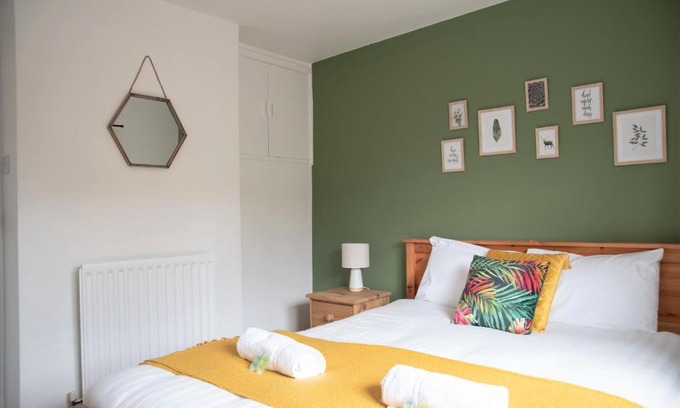 Newcastle-upon-Tyne House | Cottenham - City Centre with Free Private Parking 2 toilets 4 Bedroom Sleeps 8