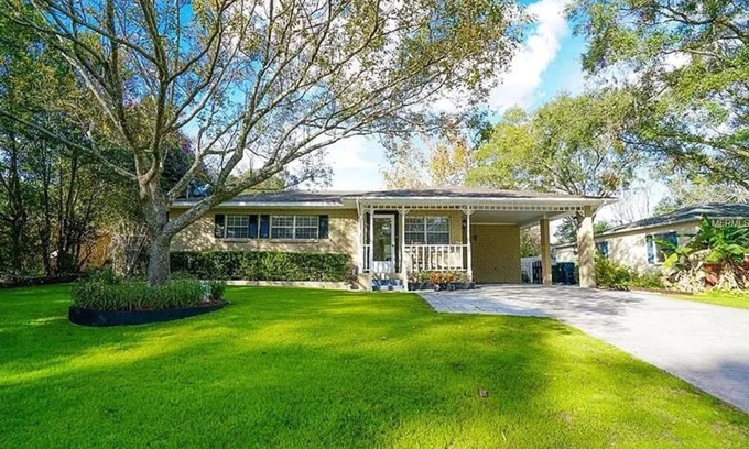 Forest Hills House | Country Club 3Bd & 2Bath on Golf Course Near Tampa Attractions