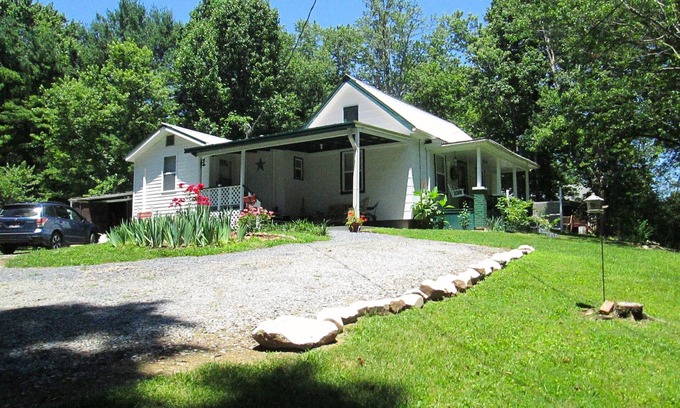 Elizabethton House | Country Farmhouse, Bristol Casino, Rhym-Root's concert, Fall time, Hiking/Biking