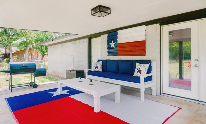 Leander House | Country Feel with Huge Backyard, firepit, cornhole games, grill, volleyball court, next to train