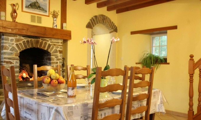 Saint-Jean-de-Savigny Cottage | Country house with fireplace and private garden
