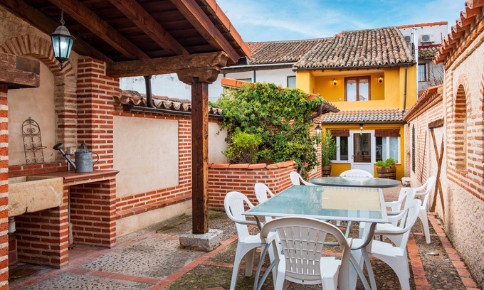 Rueda House | Country House 'Casa Rural Villa Calera' with Private Terrace, Wi-Fi and Air Conditioning