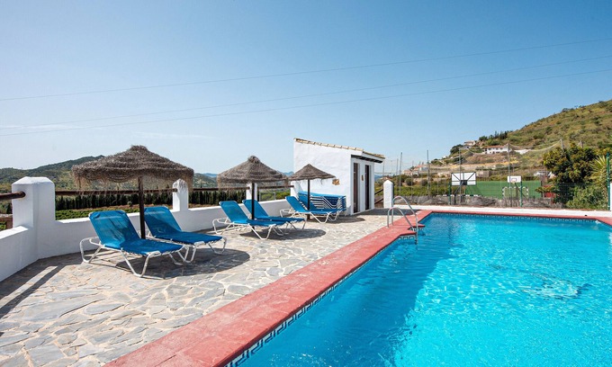 Malaga House | Country House 'La Casa Grande' with Lake View, Shared Pool and Wi-Fi
