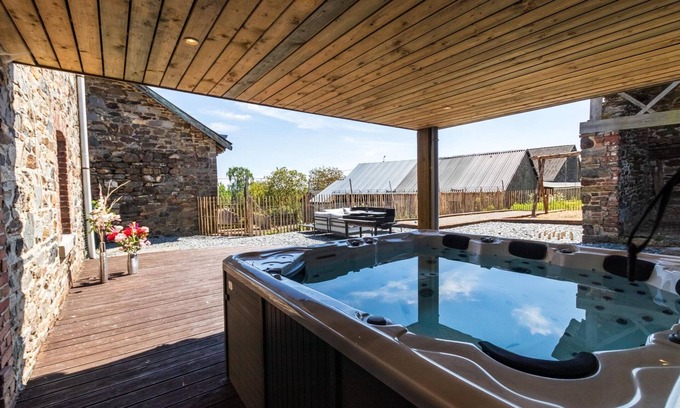 Stoumont House | Country House near Coo Waterfalls with Jacuzzi