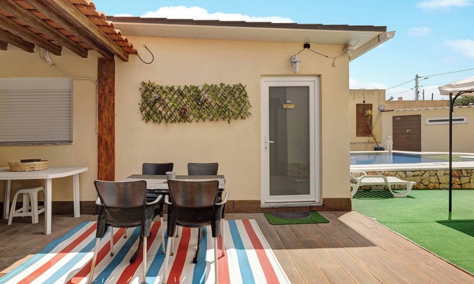 Seixal House | Country House 'Zen Village Amarela' with Shared Swimming Pool, Wi-Fi and Air Conditioning