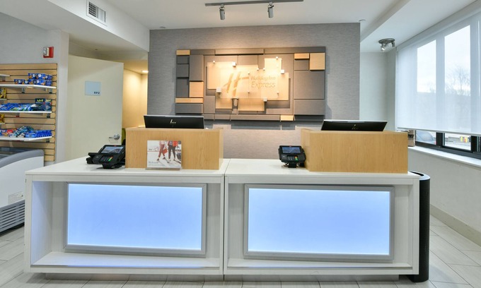 Travis - Chelsea Hotel | Country Inn & Suites by Radisson, Staten Island