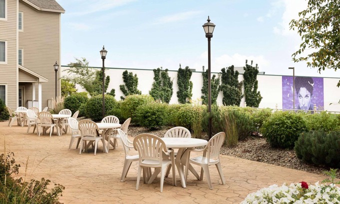 Chanhassen Hotel | Country Inn & Suites by Radisson, Chanhassen, MN