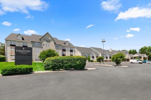 Hollins Hotel | Country Inn & Suites by Radisson, Roanoke, VA