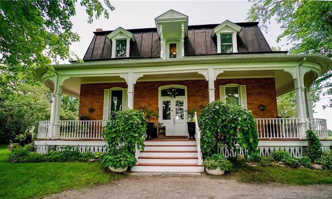 South Glengarry House | Country Manor....a cozy zen oasis with large studio!