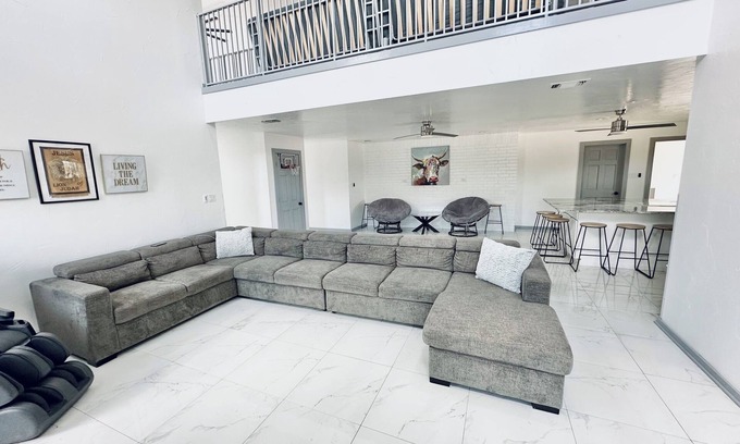 Merkel House | Country Oasis 20 Acres Pool + Gym Sleeps 13 Near Abilene