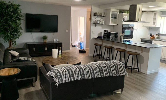 Florin House | 🌾Country Playhouse 1800sqft 2king 2queen1sofa bed Playroom🌾