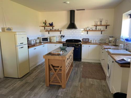 Caergeiliog Apartment | Country Retreat Sleeps 2 near Cymyran beach