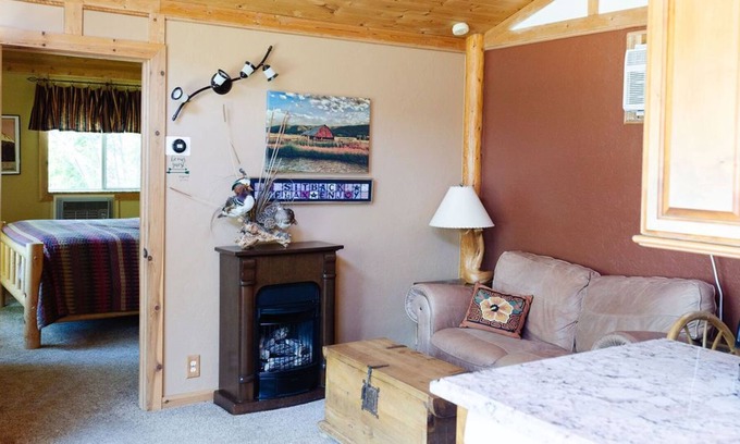 Sandy Cottage | Couple's Cozy Cottage, Hiker & Skier Paradise