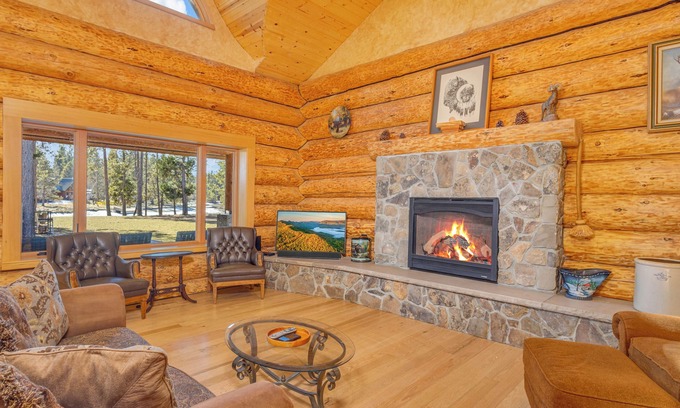 Three Rivers Cabin | Couples Fav! log cabin on river front, private hot tub, single level, dogs ok