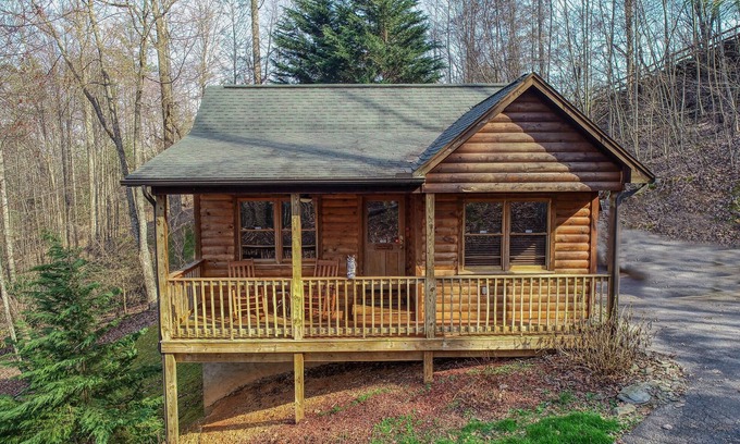 Gatlinburg - Pigeon Forge Cabin | Couples Getaway! Private, Romantic, Cabin with Jacuzzi & Hot Tub in Gatlinburg