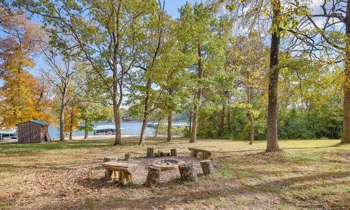 Eagle Rock Apartment | Couple’s Getaway w/ Resort Pool on Table Rock Lake