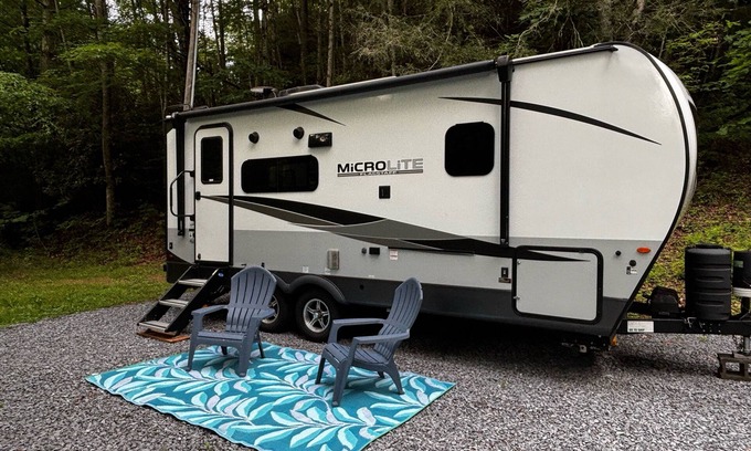 Roan Mountain House | Couples Glamping! 1 Bedroom RV with AC, Heat & Wi-Fi in beautiful Roan Mountain