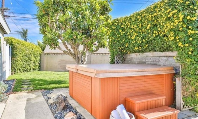 Huntington Beach House | Couples Paradise With Big Backyard