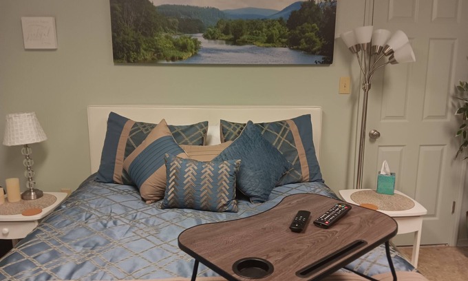 Mid America Apartment | Couples Romantic Lakefront Retreat/NEW HOT TUBn