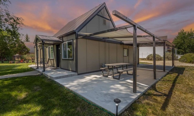 Panguitch House | Courtyard Hot Tub in the Heart of Downtown