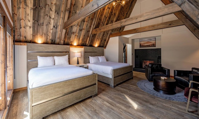 Thayerville Hotel | Cove Creek Lodge: 211 Dog Friendly Double Queen Fireplace Room