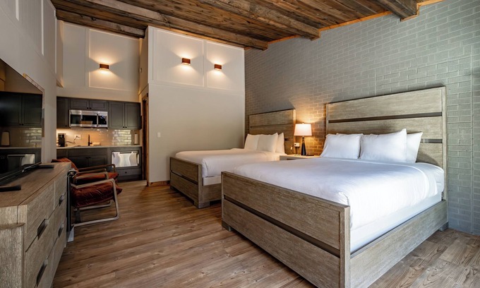 Thayerville Hotel | Cove Creek Lodge 212: Dog Friendly Standard Double Queen Room