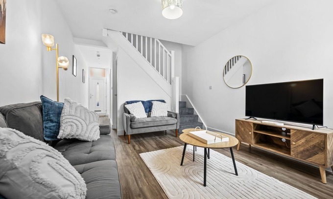 Coventry House | Coventry Arena Escape | sleeps 6 | free parking