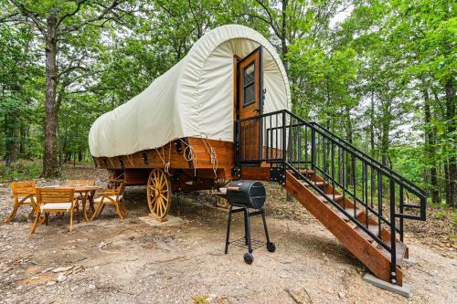 Hochatown Apartment | Covered Wagon Vacation Rental in Broken Bow!