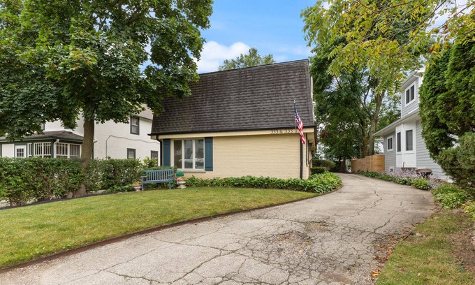 Lake Forest House | Coveted Location: Downtown Lake Forest 3/2.5 Duplex, Comfy and roomy convenience