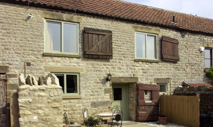 Wrelton Cottage | COW BYRE COTTAGE, character holiday cottage, with a garden in Wrelton