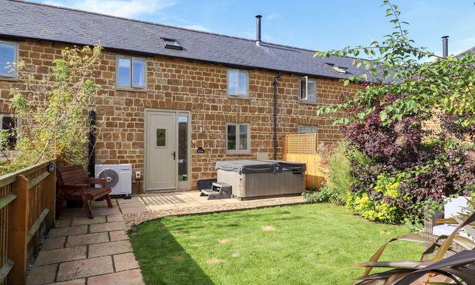 Chipping Norton Cottage | COW BYRE, pet friendly, luxury holiday cottage in Great Tew