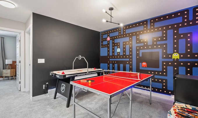 Calgary House | Cowboy Chalet SE, AC, Games, King Bed, 20 min to Down Town