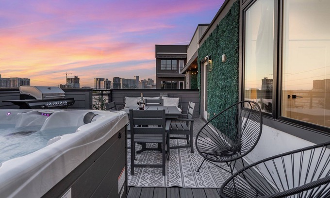 Edgehill Cottage | Cowboy Country - Private Rooftop With Hot Tub!