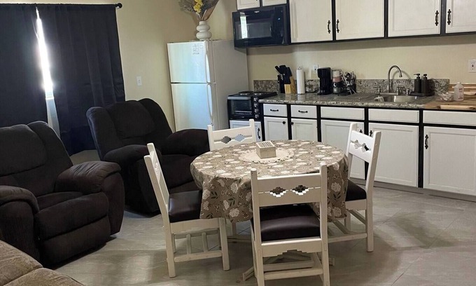 Safford Apartment | Coxy 2 Bedroom Apartment getaway with AC