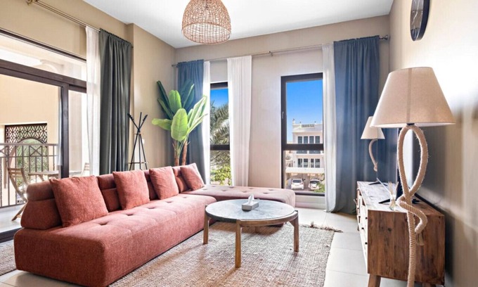 Umm Suqeim 3 Apartment | Cozy 1 BR near Madinat Jumeirah and Burj Al Arab