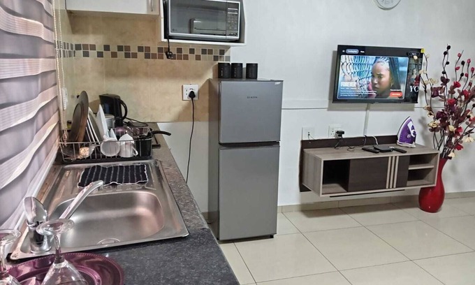 Greater Johannesburg Metropolitan Area Apartment | Cozy 1-bedroom apartment in beautiful Johannesburg South with WiFi, AC