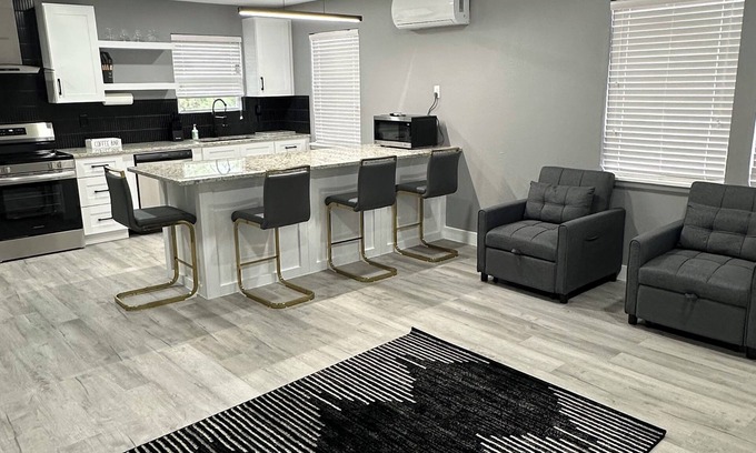 El Lago Apartment | Cozy 1-bedroom apartment with AC, WiFi in charming Seabrook minutes for Kemah,