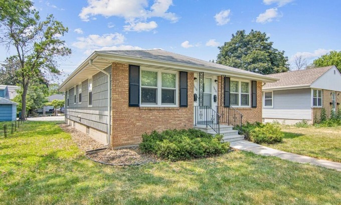 Diamond Lake House | Cozy 1-bedroom APT in a Duplex home- Close to DT Minneapolis, MOA & Airport.