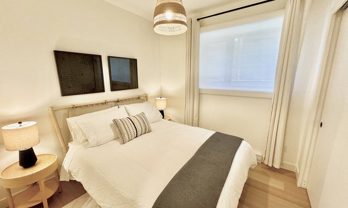 North Vancouver House | Cozy 1-bedroom garden suite in Moodyville